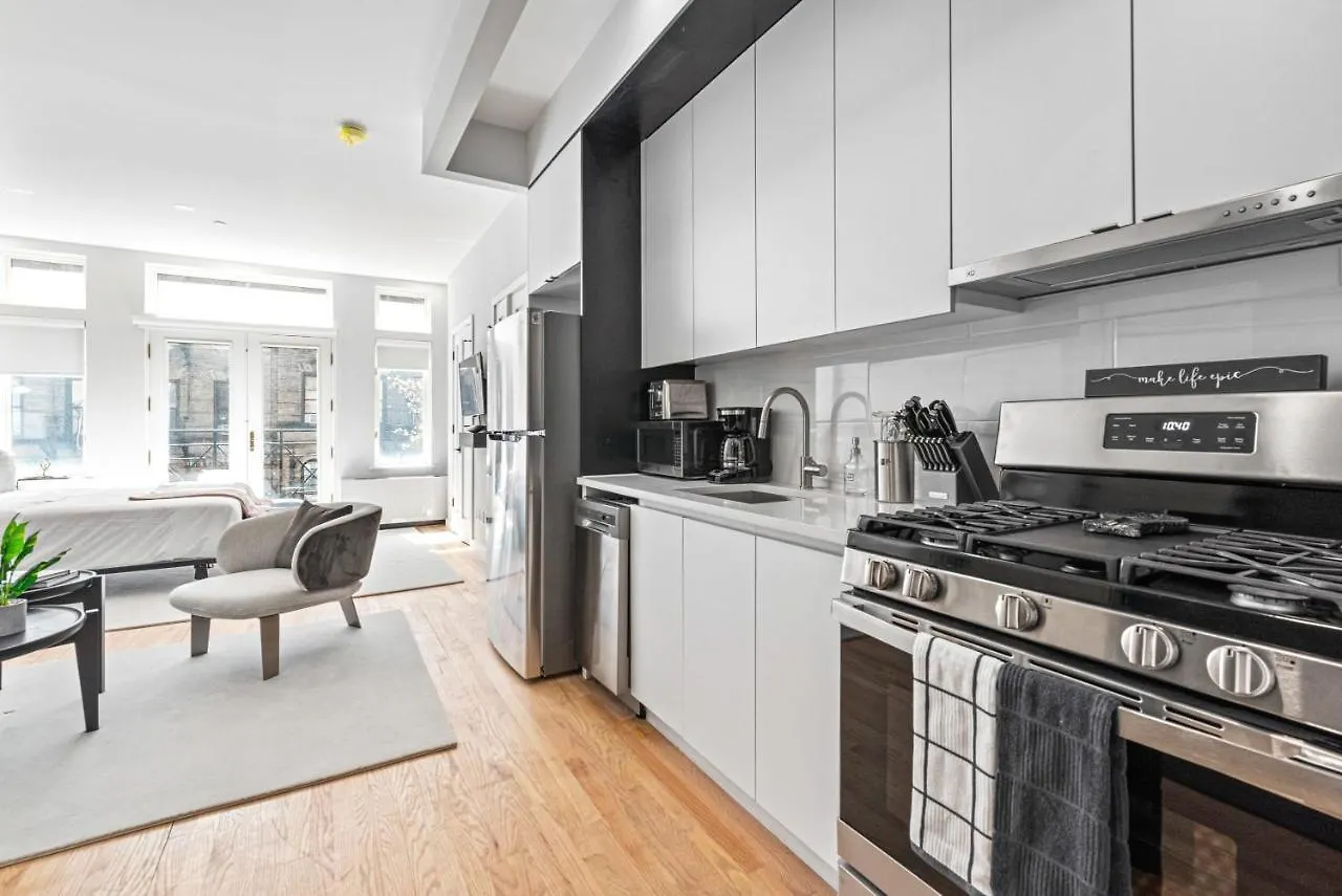 Dom wakacyjny Willa Luxe Studio Apt With Charming Juliet Balcony Nowy Jork