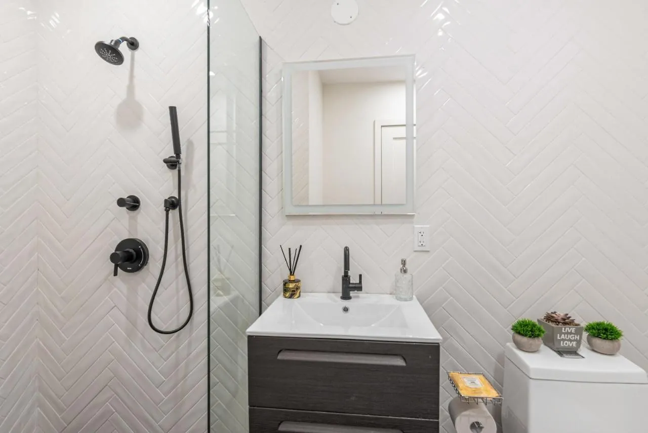 Dom wakacyjny Willa Luxe Studio Apt With Charming Juliet Balcony Nowy Jork
